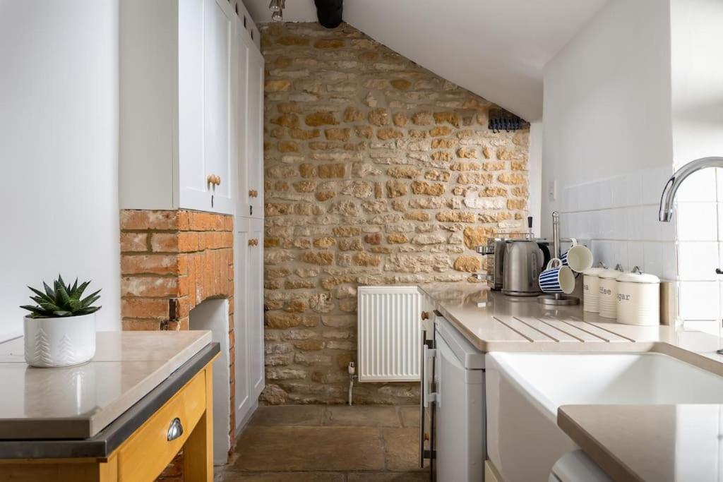 Charming 17Th Century Cotswold Cottage Adlestrop Exteriör bild
